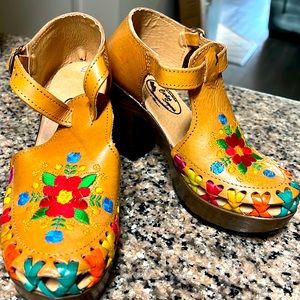 Floral Shoes size 6